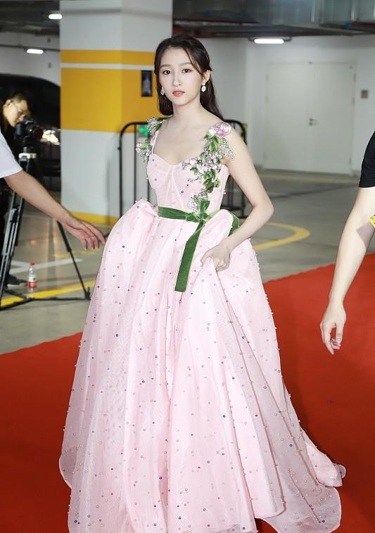 粉色 关晓彤和外国明星合照,生图看着也像精修图,穿搭粉嫩却很贵气