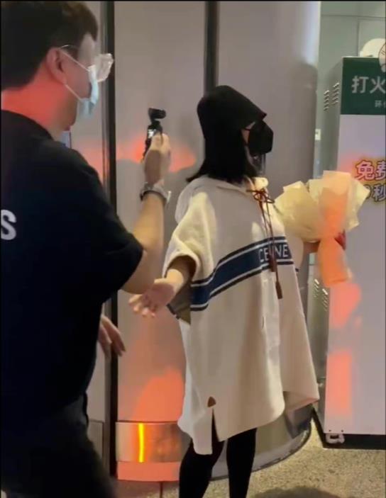 节目组|谢娜正式复工,回归当日,最新一期播出的《快乐大本营》正好是老公张杰做客