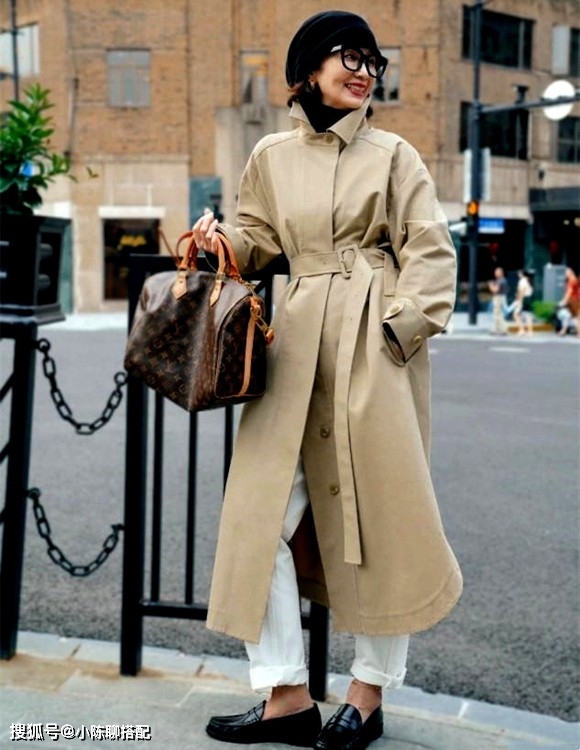 配饰 四五十岁女人选风衣，这“8不要”法则要记好，时尚大方又很高级