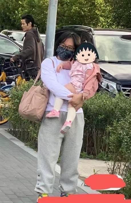 排场 郭碧婷一家出街排场大，穿着宽松随意没阔太范，1岁女儿真像爷爷