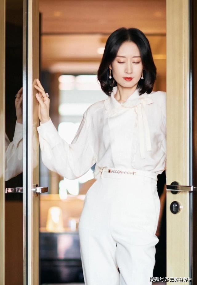 展现 刘敏涛面白唇红很贵气,“自己买冰激凌”很酷,自信独立是王道