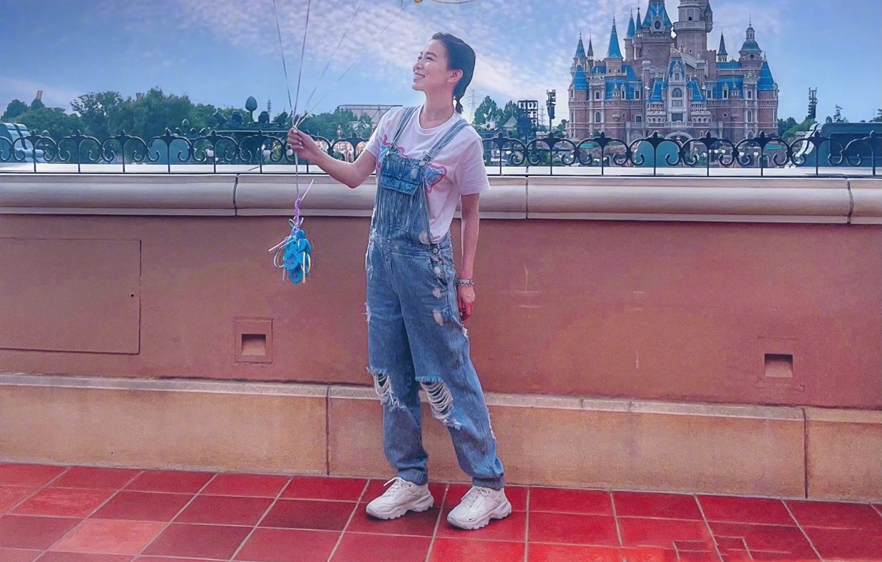 卫衣 佘诗曼新戏开机学聪明，穿卫衣配短裤秀身材，穿绿色厚底靴更夸张