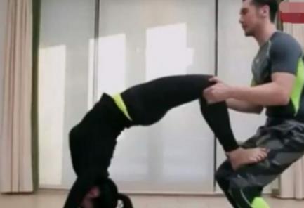 网友 51岁钟丽缇和老公机场被拍！穿粉色裤子造型夸张，亲密靠老公肩上