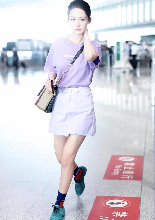 香芋 李沁的“少女感”绝了，香芋紫T恤配半身裙清新俏皮，甜美温柔