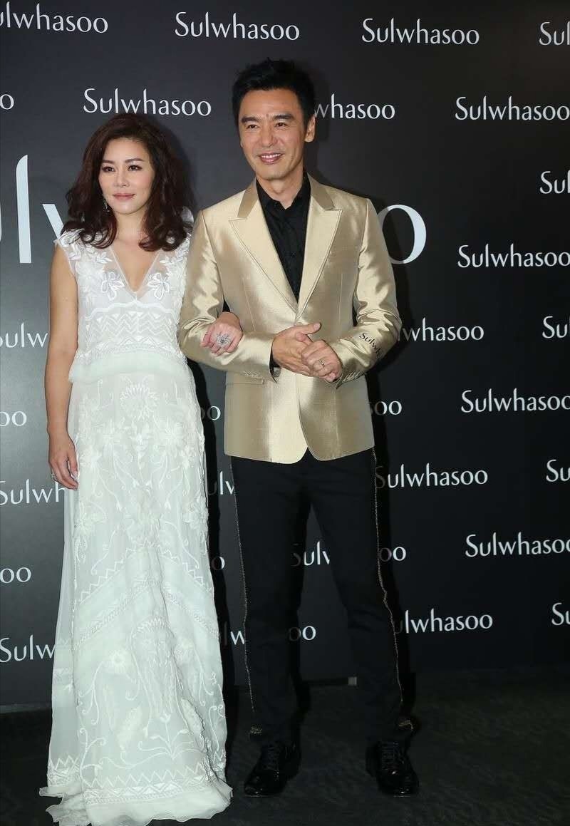 众星捧月 钟镇涛妻子庆生众星捧月，一家5口同框她穿衬衫稳坐C位，真幸福