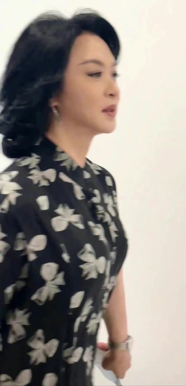 裙子金星录节目被拍，穿碎花长裙烫卷发真优雅，50＋妈妈就该学学她！