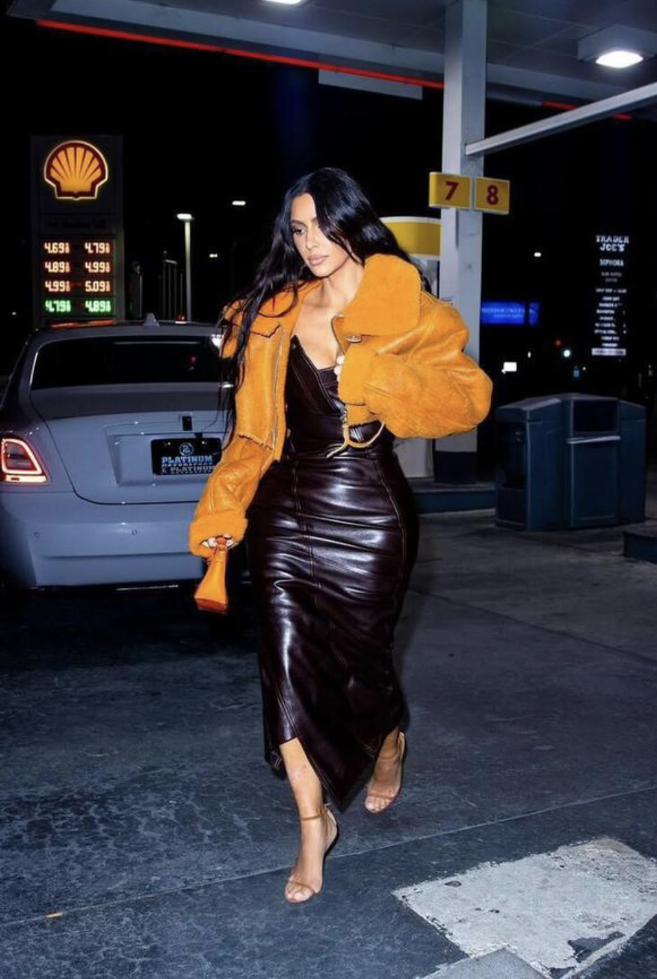 卡戴珊 卡戴珊向来敢穿，穿紧身连体衣秀身材，配玫红羽毛披肩像鸡毛掸子