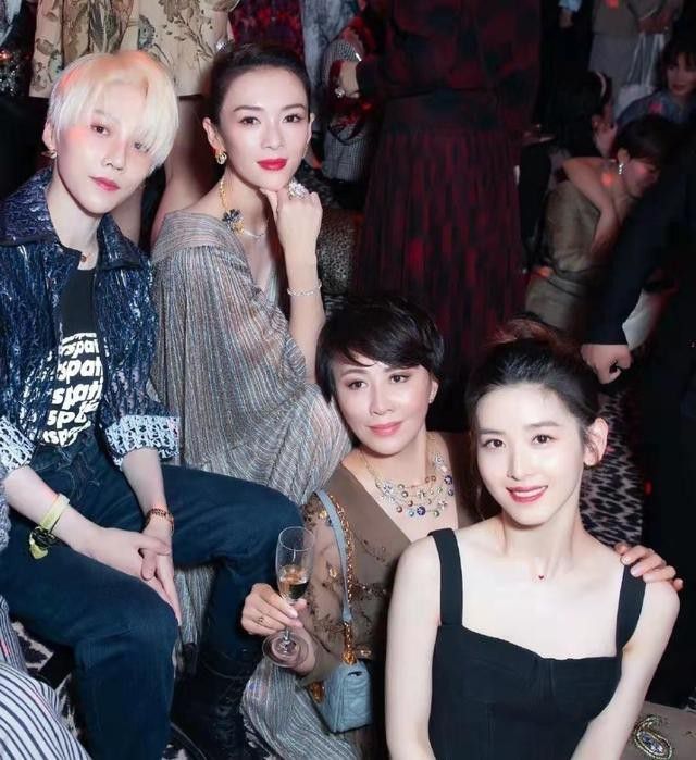 场合 章子怡同框“奶茶妹妹”，穿礼裙气质一目了然，一个端庄一个清纯