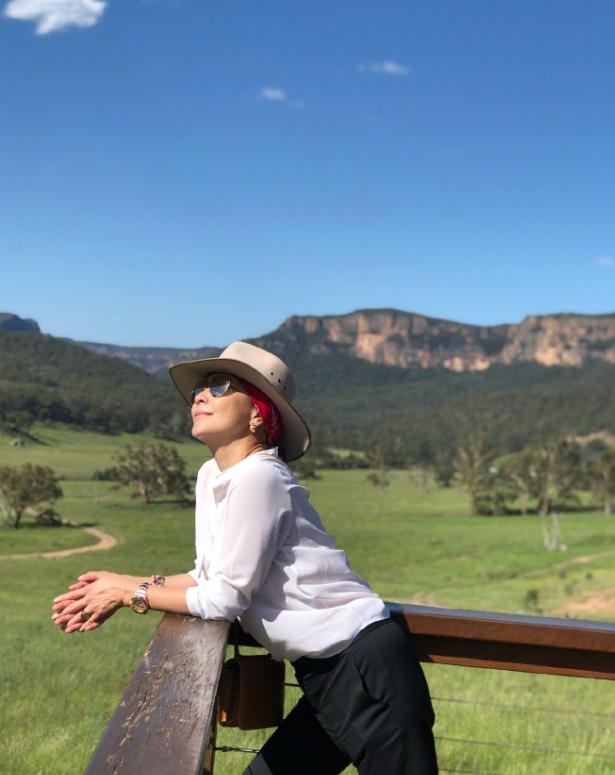 黑色 刘嘉玲真是冻龄女神，穿白色衬衫搭配黑色西裤简约大气，漂亮大方