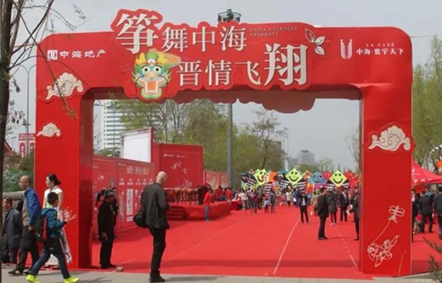 安置在室外的龙门架,那就一定要做桁架才能稳固,广告画面灯布或者背胶