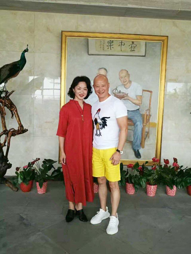 裙子金星录节目被拍，穿碎花长裙烫卷发真优雅，50＋妈妈就该学学她！