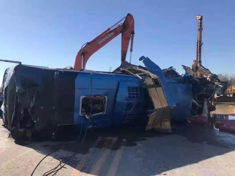 石家庄一载有51人的大巴坠河，目前已救出38人！