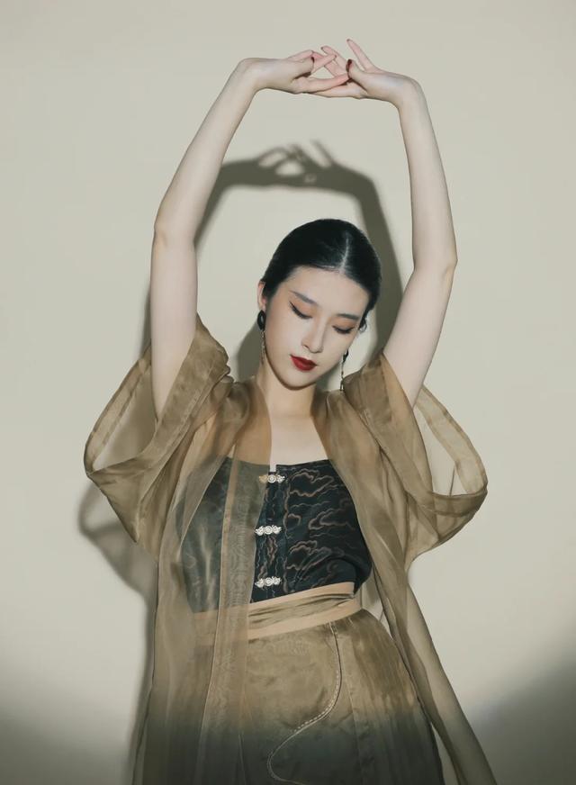 整体 汉服也可以看起来像“高定”，这样的汉服谁看了不喜欢呢？