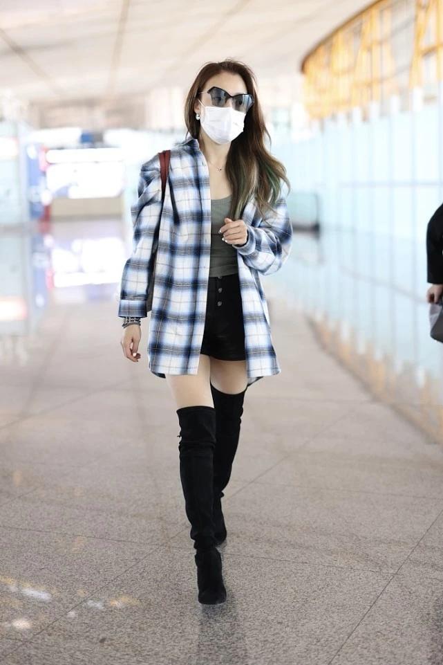 好身材 容祖儿就像黑色天鹅，穿黑色服装秀出好身材，女人看了都心动