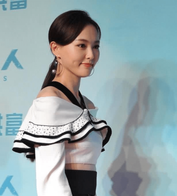 胆子 唐嫣的胆子真是越来越大了，穿着“肚兜”直接出门，感觉还挺高级