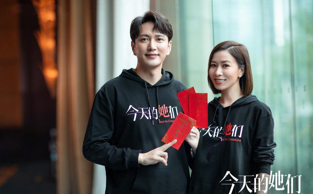 卫衣 佘诗曼新戏开机学聪明，穿卫衣配短裤秀身材，穿绿色厚底靴更夸张