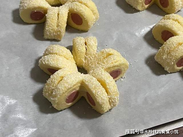 调整|可可爱爱の小花香肠面包，造型简单还好看！小朋友绝对喜欢