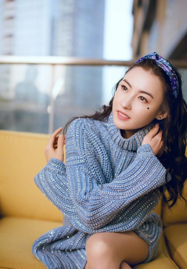 女神张柏芝才是真正“冻龄女神”，穿湖蓝毛衣配心形妆，40岁像20少女