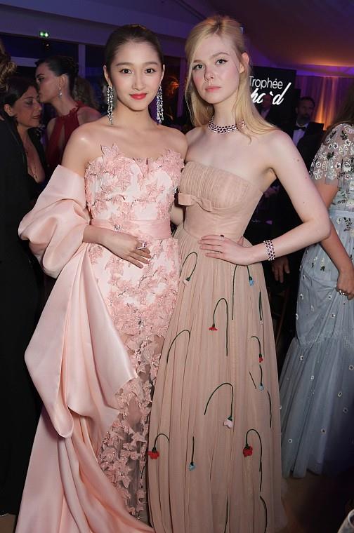 粉色 关晓彤和外国明星合照，生图看着也像精修图，穿搭粉嫩却很贵气