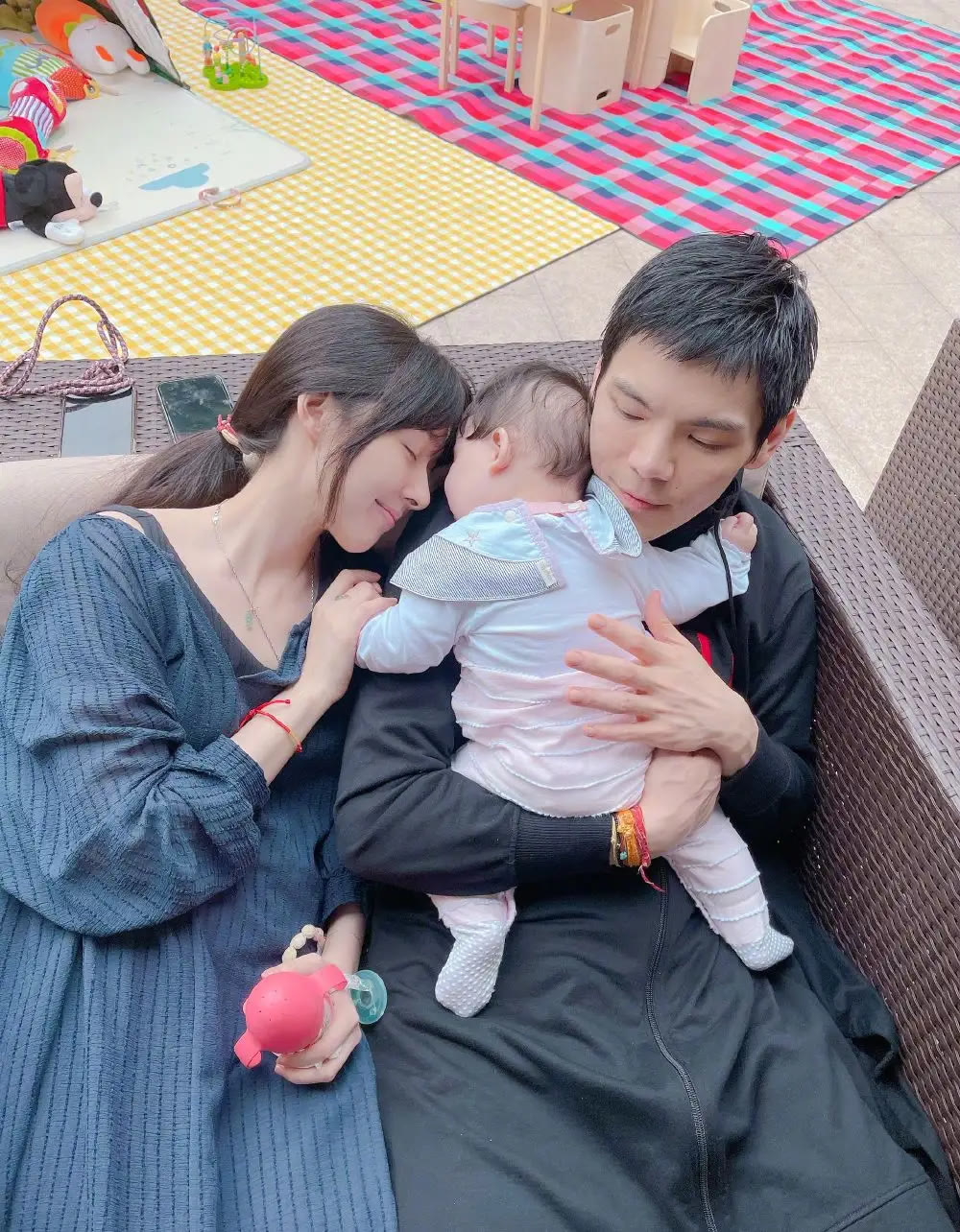 排场 郭碧婷一家出街排场大，穿着宽松随意没阔太范，1岁女儿真像爷爷