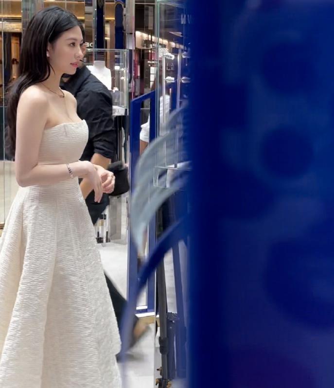 邱淑贞 邱淑贞大女儿太性感，穿低胸礼服秀苗条身形，气质不输妈妈当年