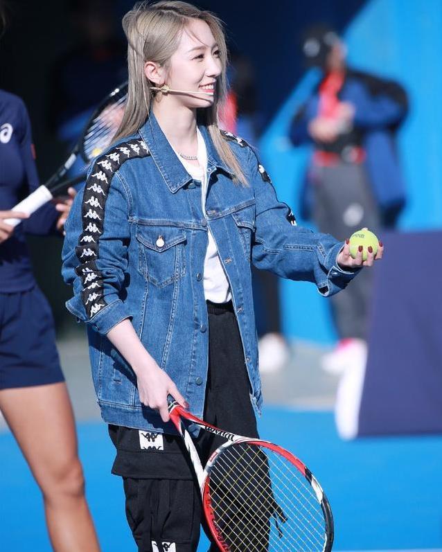 分分钟 小姐姐的帅气穿搭，牛仔外套配运动裤，分分钟玩出大佬气质！