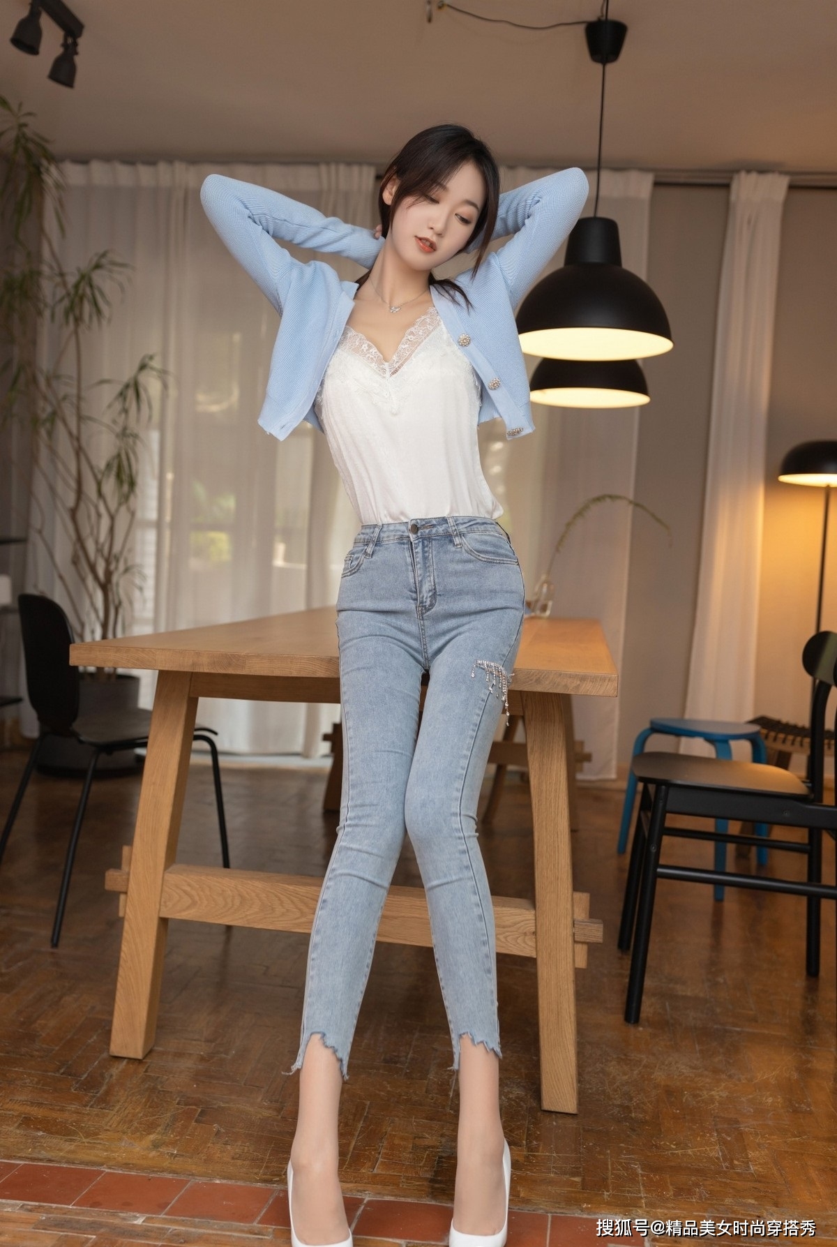 吊带 牛仔裤搭配白色吊带背心，清新减龄，优雅动人