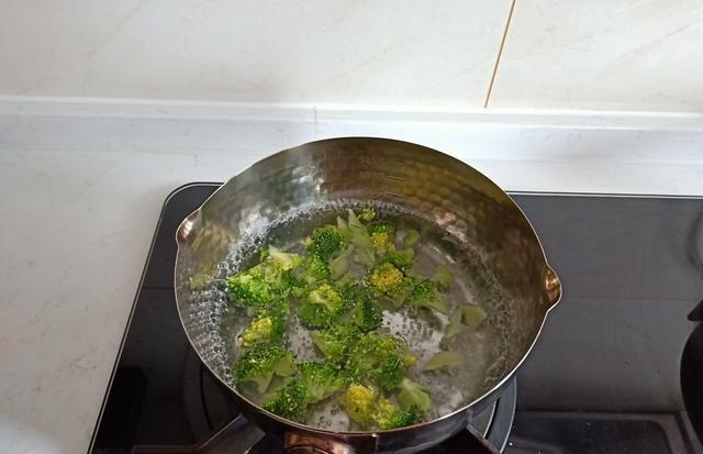 杂粮|1张大饼吃到撑,老两口的营养早餐走红,网友:1顿吃掉20种食材