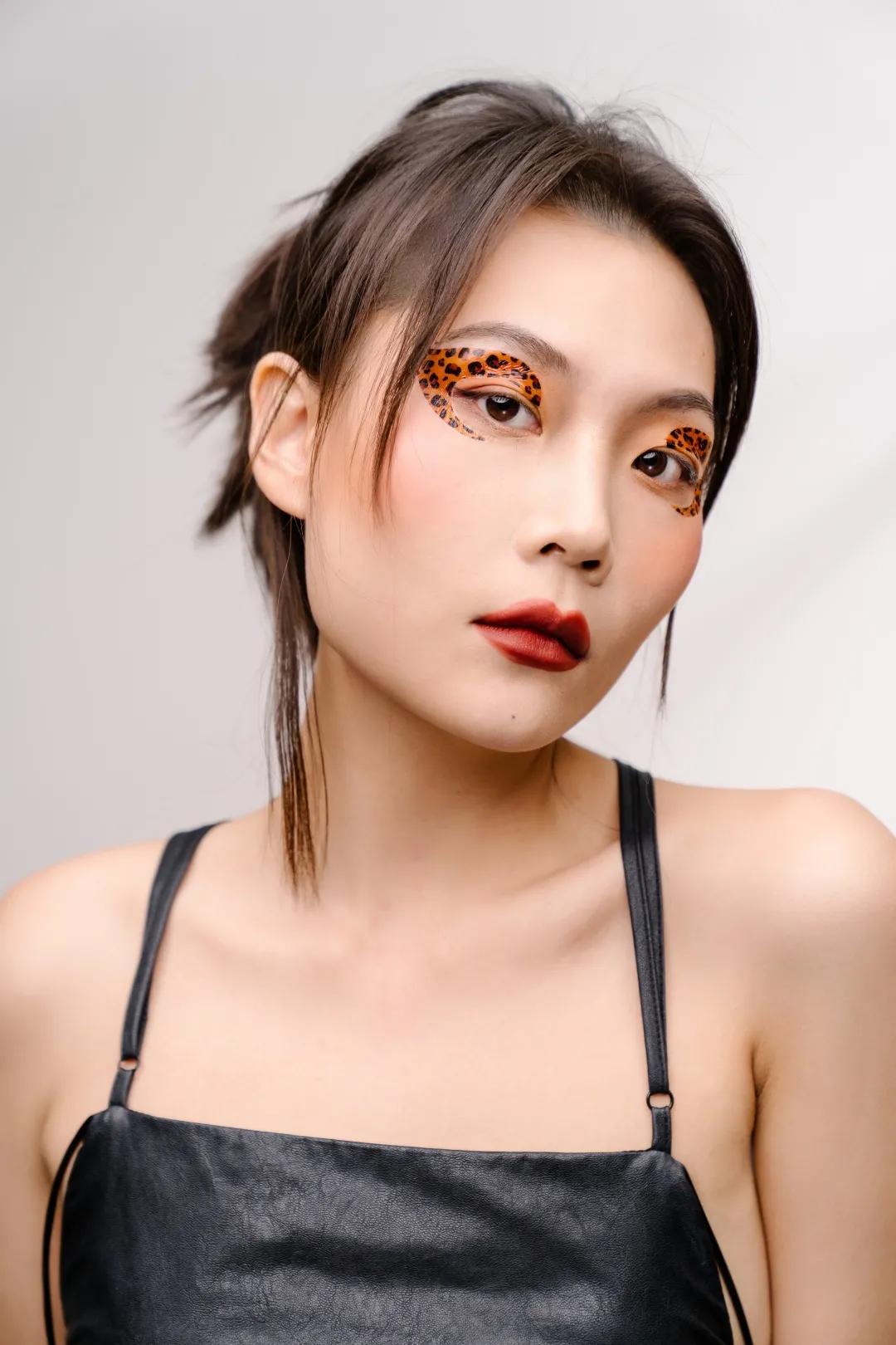 眼睛女明星人手一个的眼线贴火出圈了？这期美妆贴纸种草请收好！