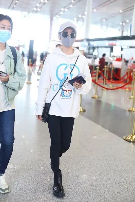 吴京 吴京爆火谢楠也变高调，一件卡通卫衣就要1万多，气质还像小姑娘