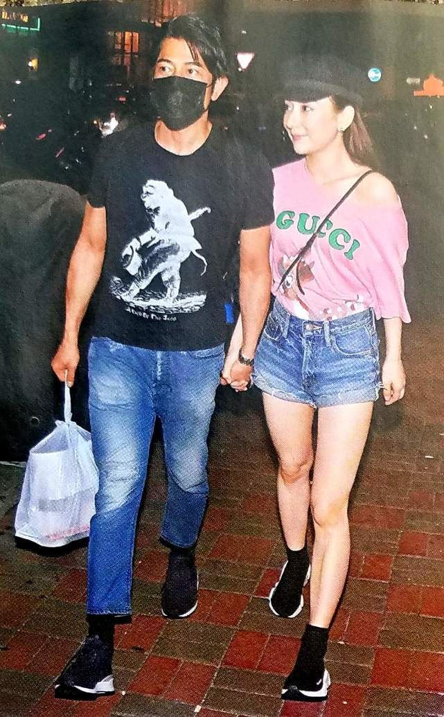 显得网友偶遇方媛合影，还以为素人比她漂亮，看正面脸都变形了！