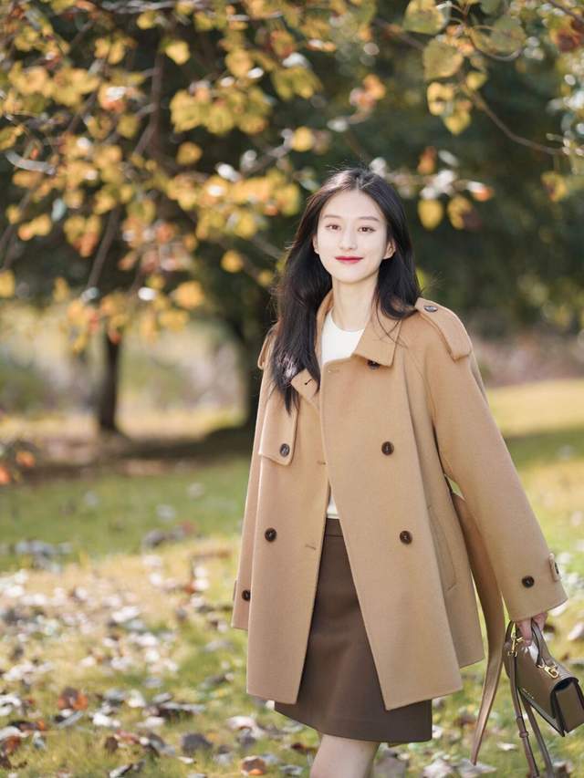 大衣 40+在秋冬该怎么穿?一件大衣搭配百褶裙高级洋气,又飒又美
