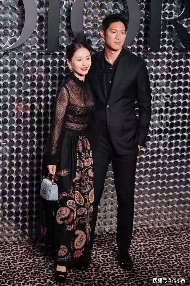 黑色 王子文化身为大女人,穿透明上衣配印花半裙,性感撩人又不失气场