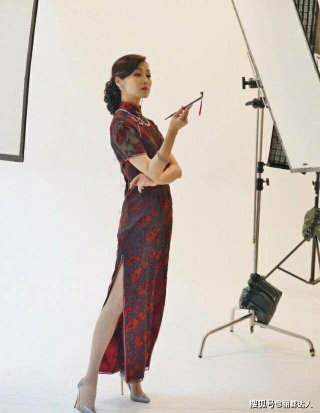 设计 没有了美颜滤镜之后的万绮雯，身材真实更显气质，穿红裙也养眼