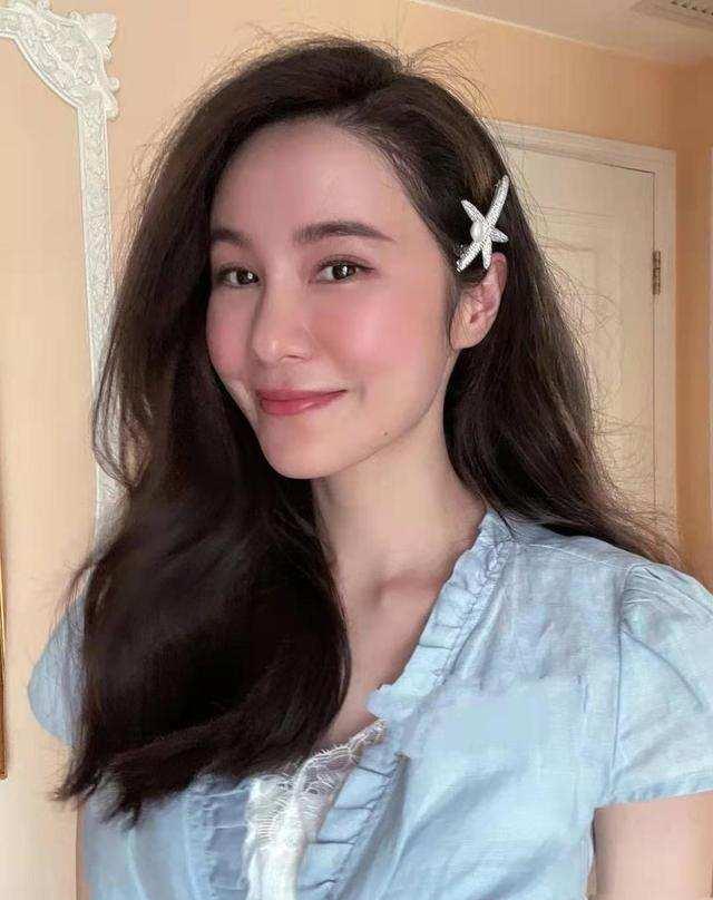 据知这位与郭晶晶,何超琼一起唱歌吃饭的朋友本名叫徐勤,是香港一个有