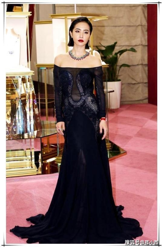 黑色 蔡依林尺度越来越大！穿斑马纹透视裙直接透出内衣，人红气场真大