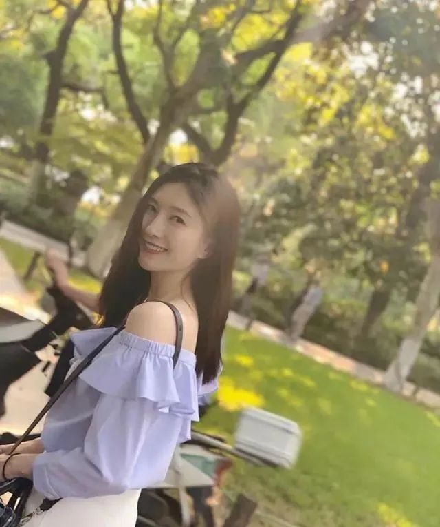 江疏影 江疏影真是白富美，露肩上衣少女裙配红唇焕然一新，33岁美得出众