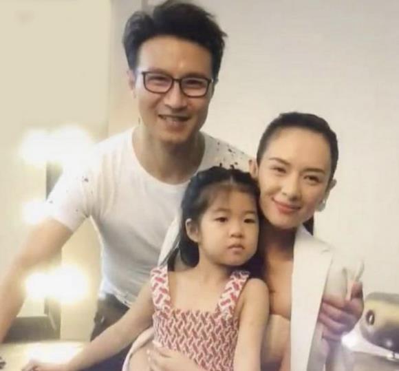 吊带 章子怡女儿颜值长开了！穿百褶裙变身小巨星，打疫苗不哭太勇敢了