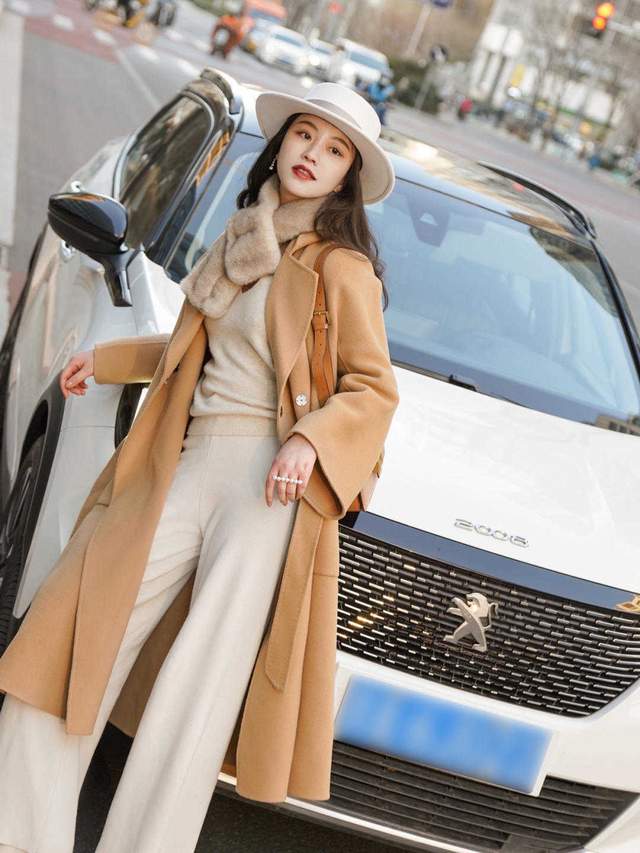 大衣 40+在秋冬该怎么穿?一件大衣搭配百褶裙高级洋气,又飒又美