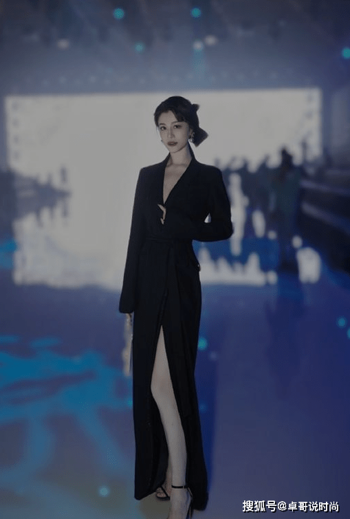 好身材 刘翔前妻葛天真敢穿，穿黑色开叉西装裙，白皙肤色好身材一目了然