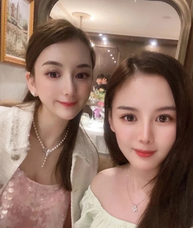 显得网友偶遇方媛合影，还以为素人比她漂亮，看正面脸都变形了！