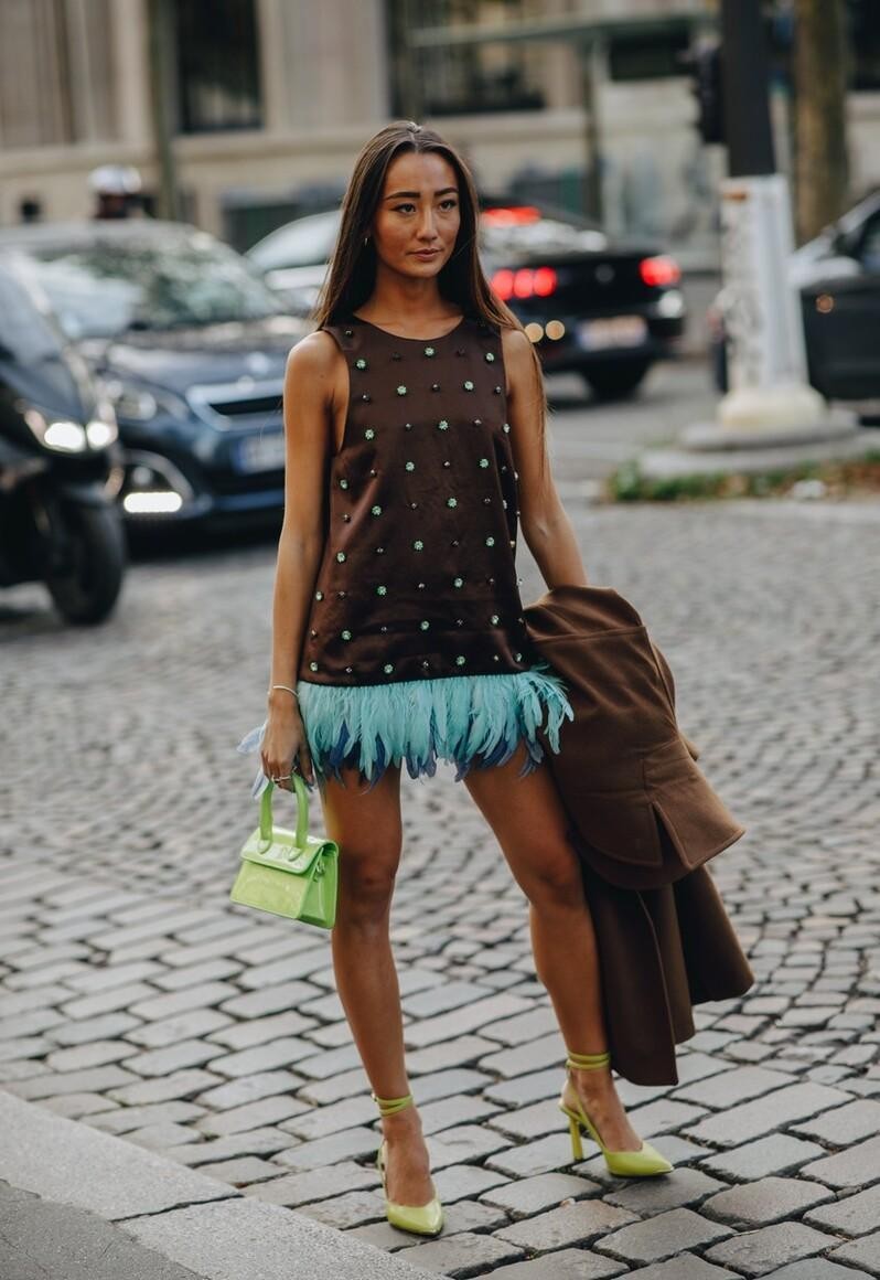 形象 秋天别总搭配太亮的颜色，深咖色就很适合，复古风浓郁真有气质