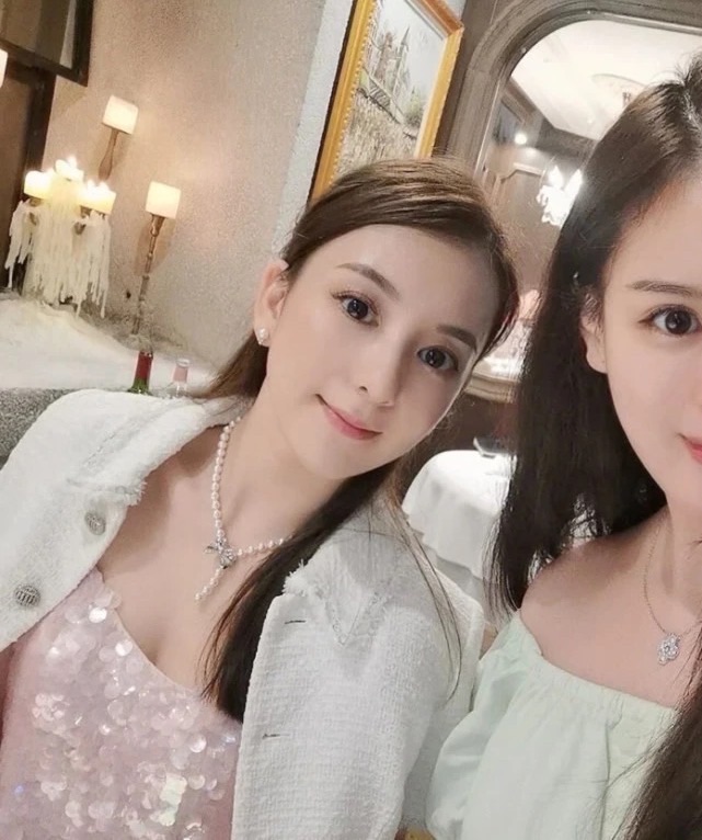 显得网友偶遇方媛合影，还以为素人比她漂亮，看正面脸都变形了！