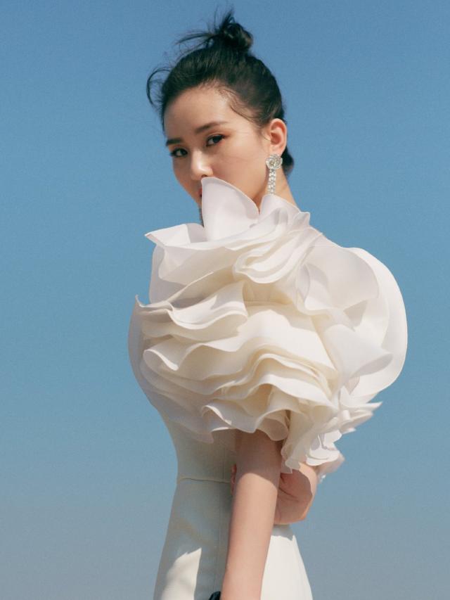 流苏 刘诗诗状态再攀高峰,穿鱼尾流苏裙优雅高级,凹凸身材比婚前还好