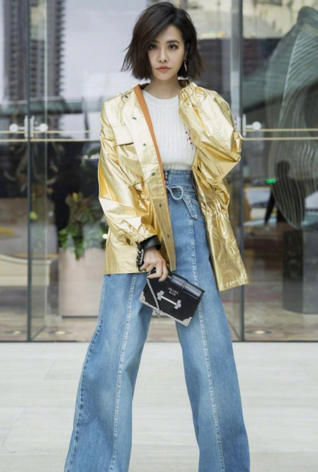 效果 蔡依林好敢穿，牛仔裤只穿一条腿就算了，还扯那么大的洞真看不懂