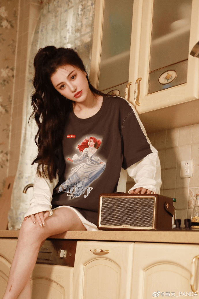 颜也 葛天卷发配印花T恤 侧颜精致少女感满满