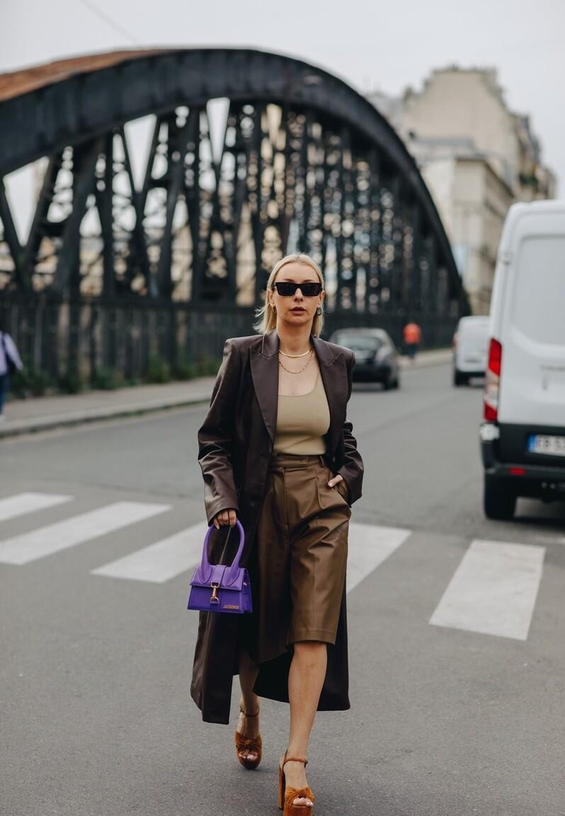 形象 秋天别总搭配太亮的颜色，深咖色就很适合，复古风浓郁真有气质