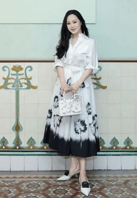 贵妇 章小蕙才是富贵花本花，穿长裙配西装打扮成贵妇范，哪里像老人！