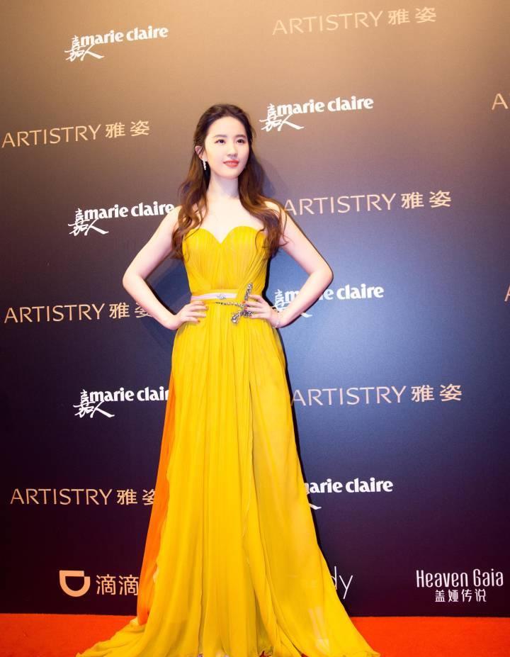 感觉 刘亦菲穿钉珠礼裙仙气四溢，淡黄色薄纱温柔浪漫，长卷发太美了