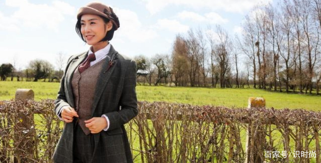 女生 朱茵不愧是嫁给爱情，穿西装短裤秀长腿，49岁还被宠出“幸福肥”